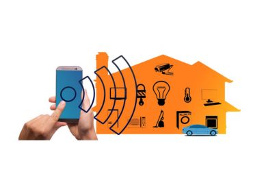 Eine Hand hält ein Smartphone, das mit verschiedenen smarten Geräten in einem Haus und einem Auto über Wellen kommuniziert.