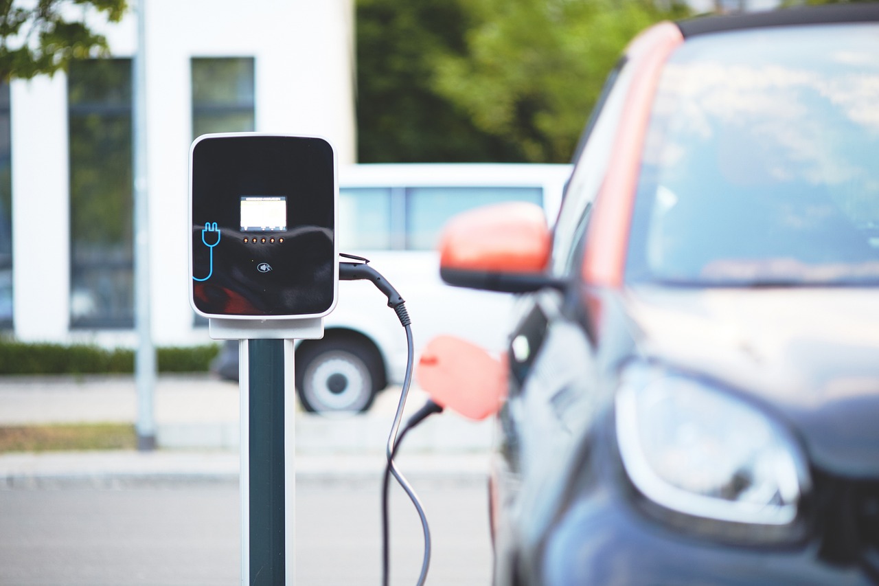 Ein Elektroauto wird an einem Ladepunkt mit einem Kabel geladen.